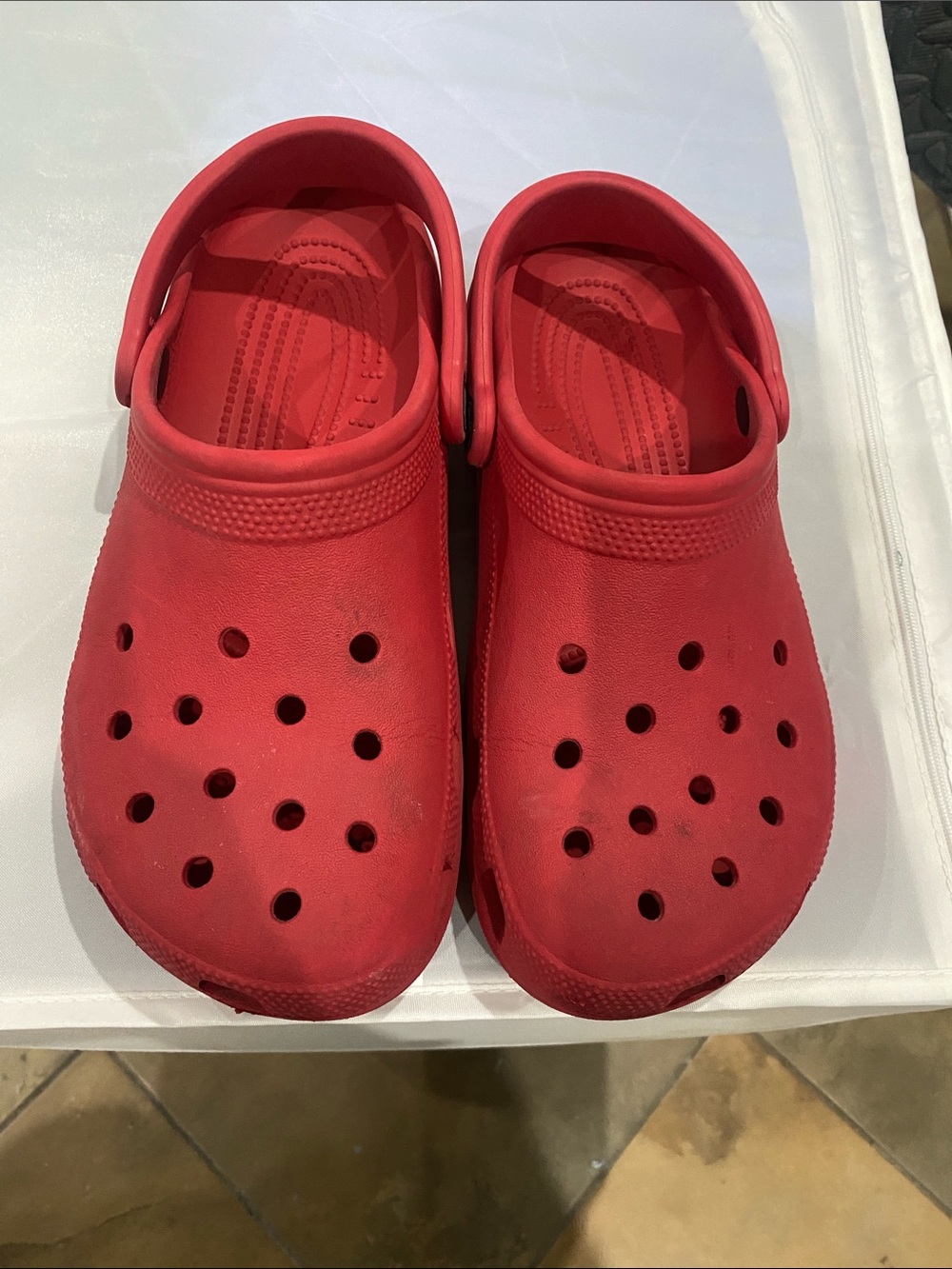 CROCS vibrant red  , Men size 8 ,
Women size 7.